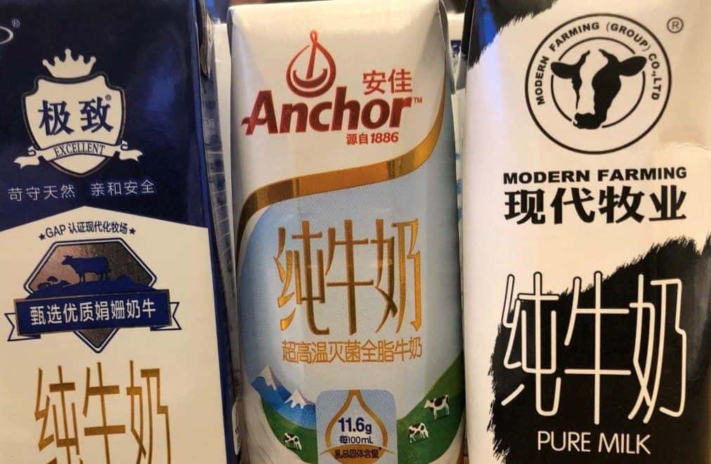 Drei Milchkartons im chinesischen Markt nebeneinander.
