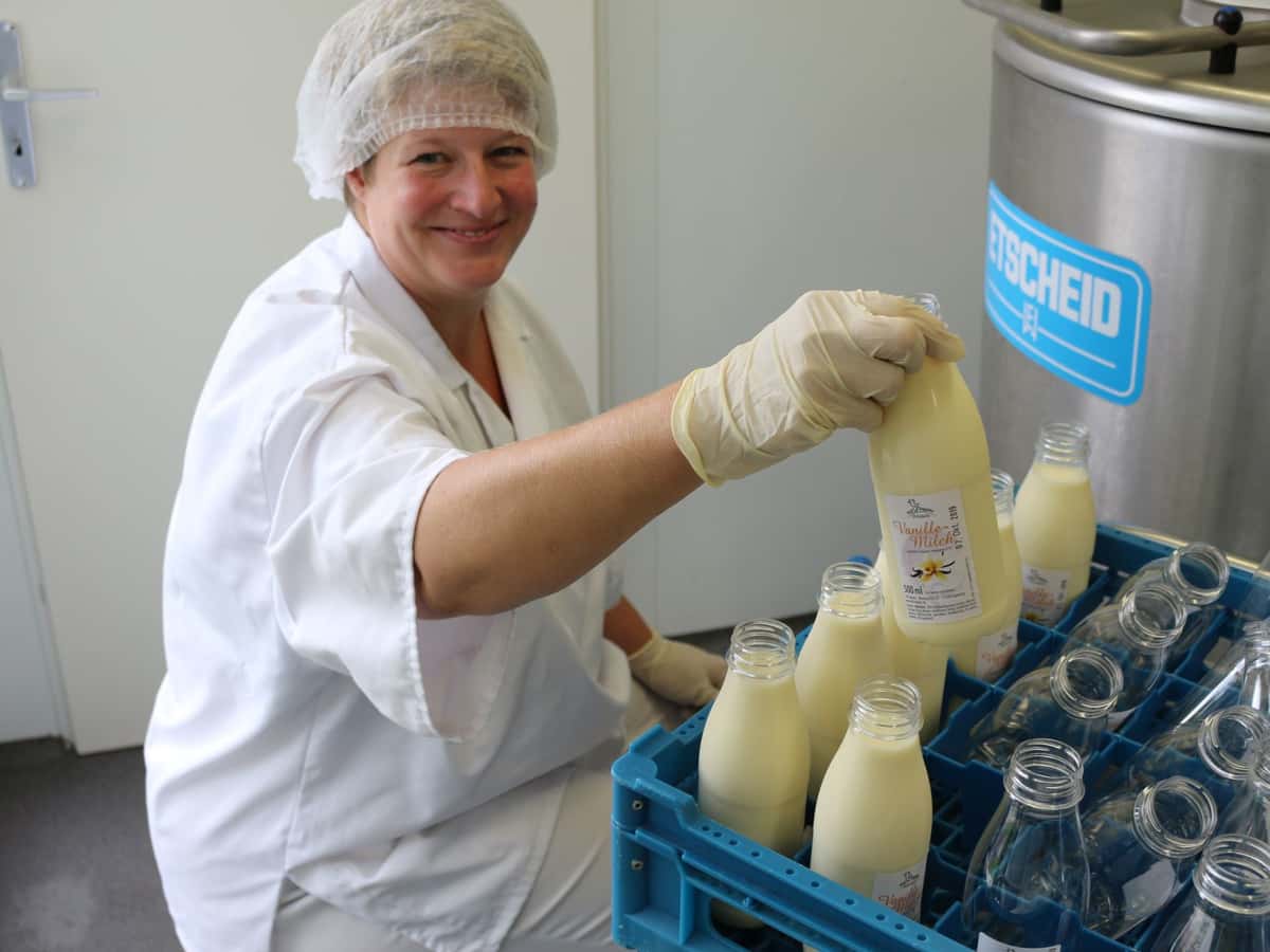 Frau verarbeitet Milch selber 