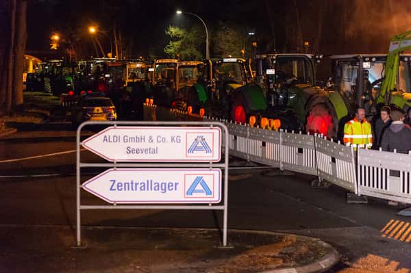 Milcherzeuger protestieren vor Aldi-Lager in Niedersachsen
